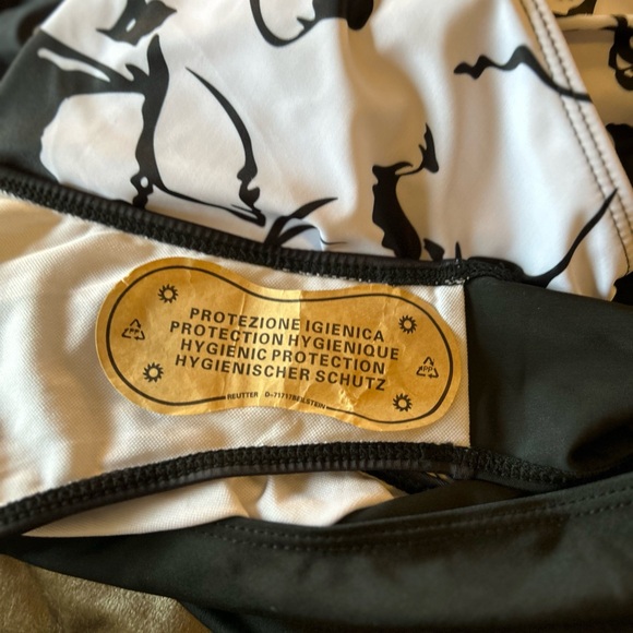 Black/white swimsuit - Picture 8 of 11